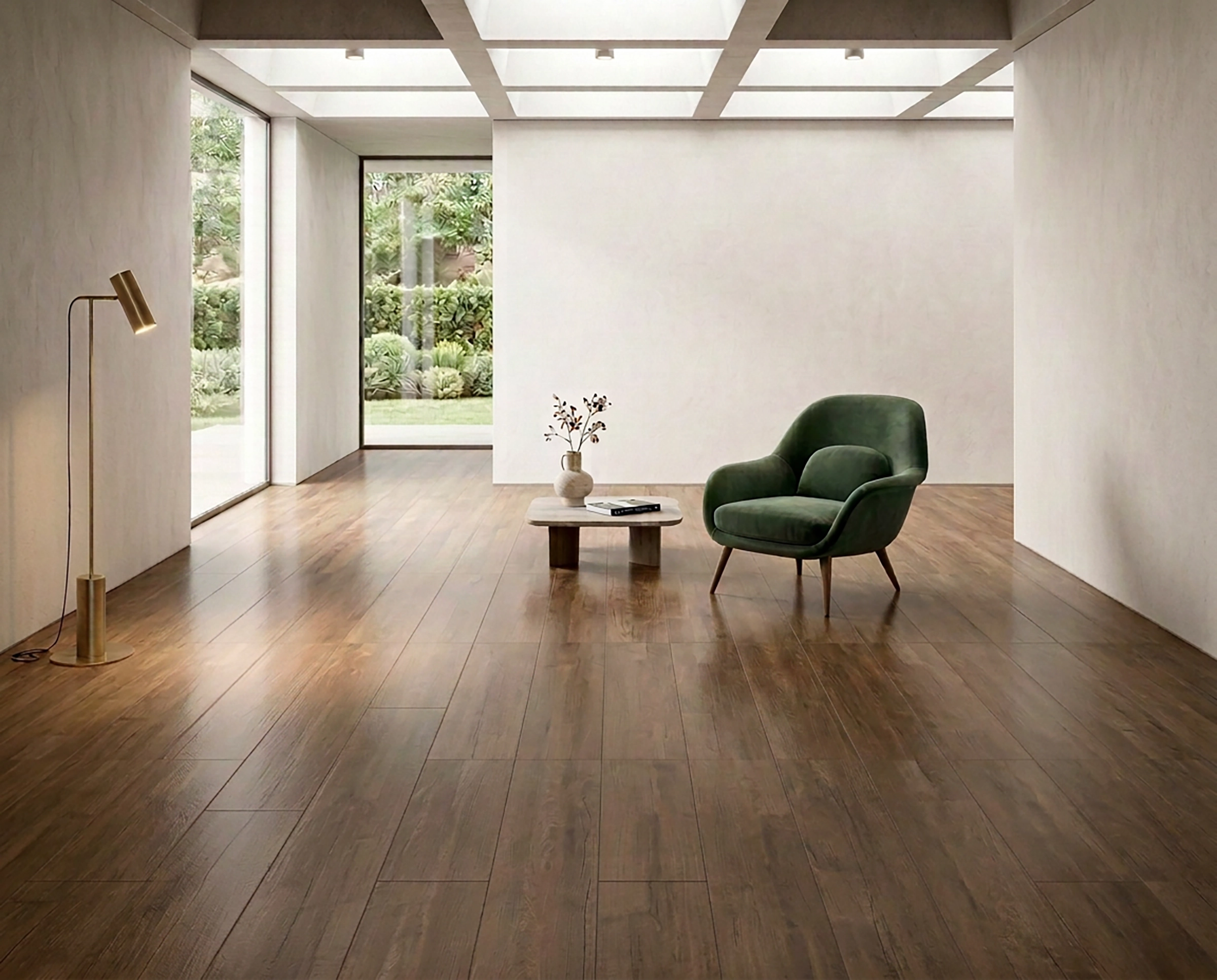 Recepción amplia y luminosa con sofá verde pino y centro de mesa pequeño, con un piso de cerámica madera Lund, colección Sylva de Cerámicos Gala