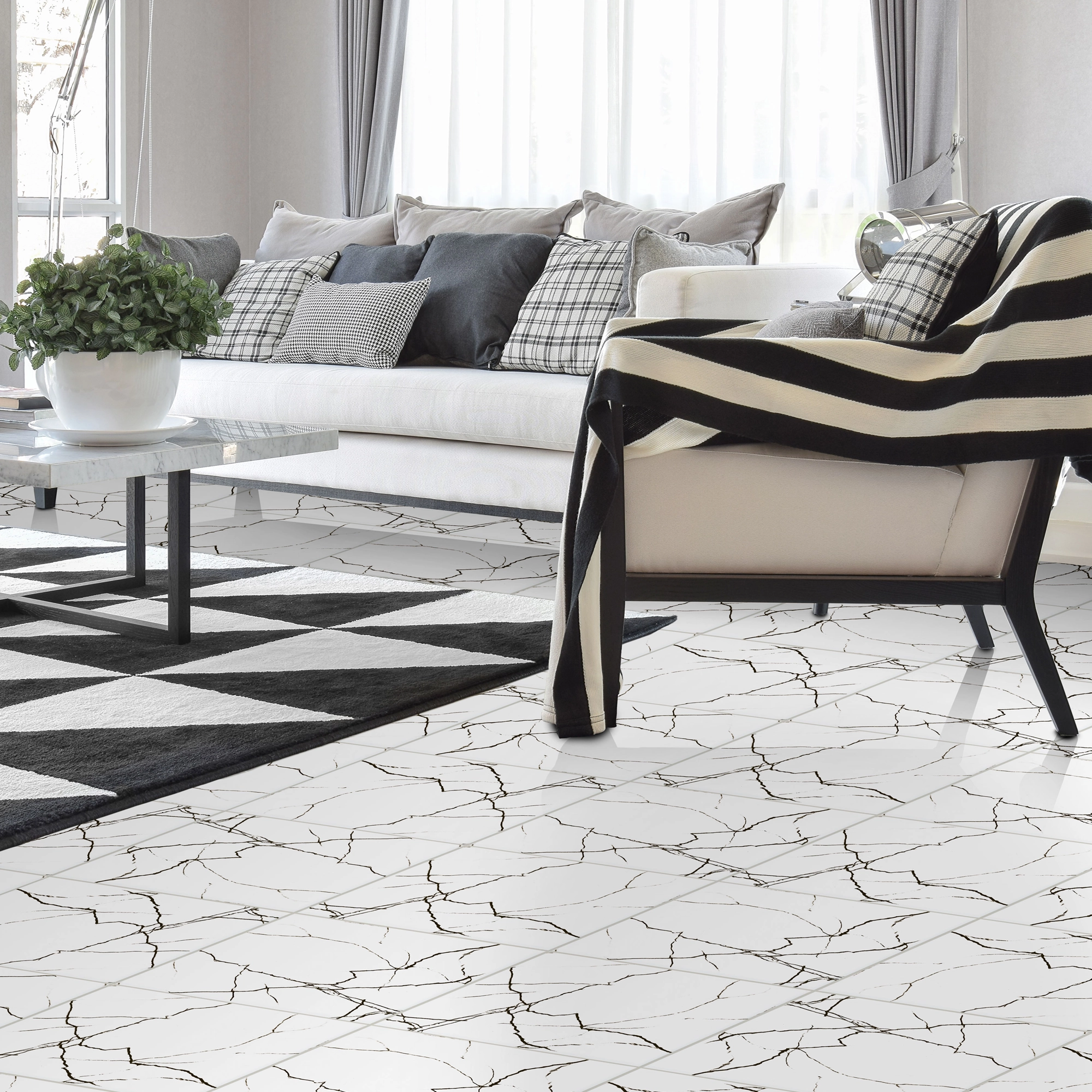 Sala iluminada con sofá blanco y cojines grises, piso de cerámica mármol Alvo, colección Ecos de Cerámicos Gala