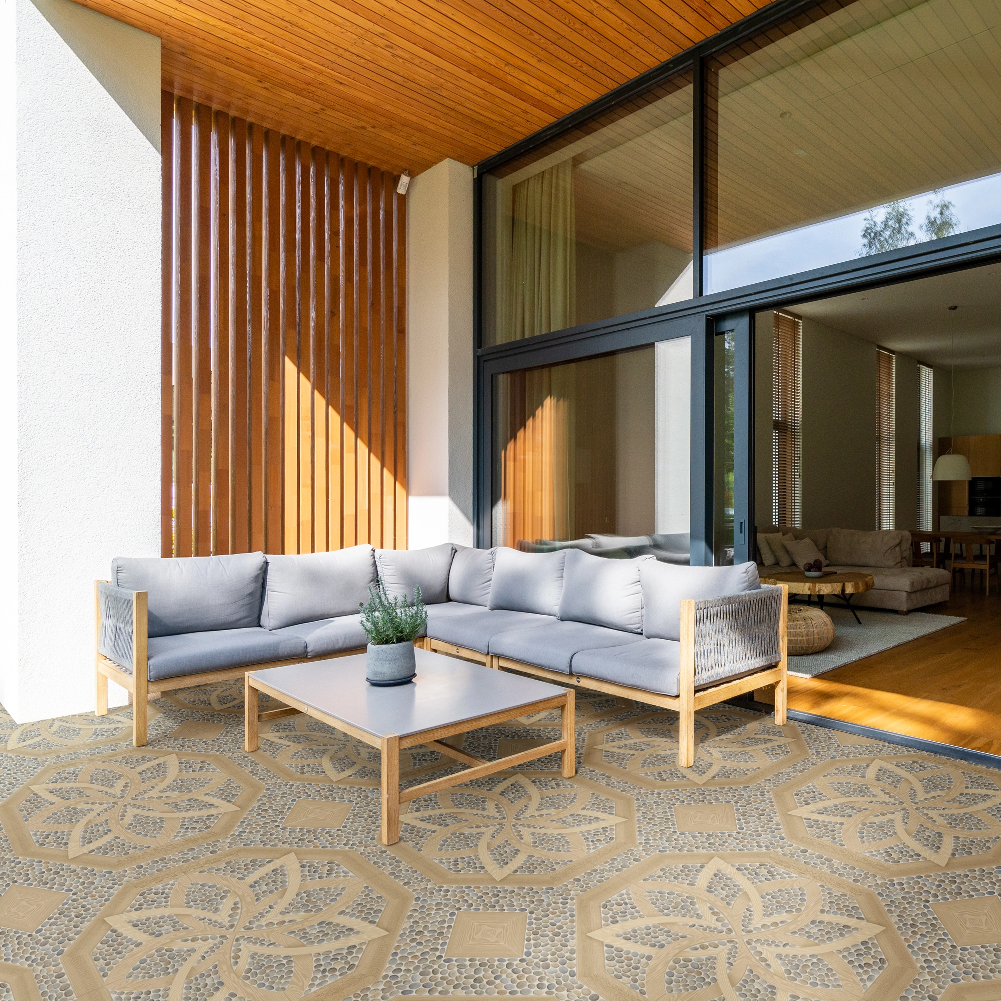 Patio exterior, decoración de madera, sillones de exterior gris y piso de cerámica piedra Altamira, colección Ecos de Cerámicos Gala