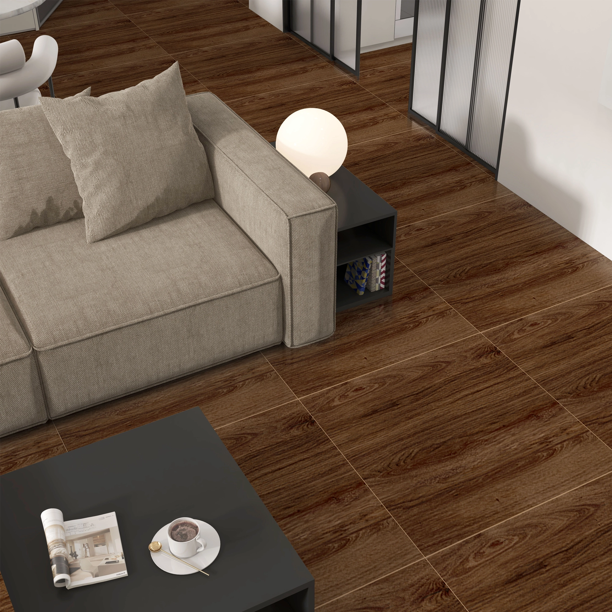 Sala espaciosa con sofá gris, mesa de centro de madera y piso de cerámica madera Arizal Café, colección Ecos de Cerámicos Gala