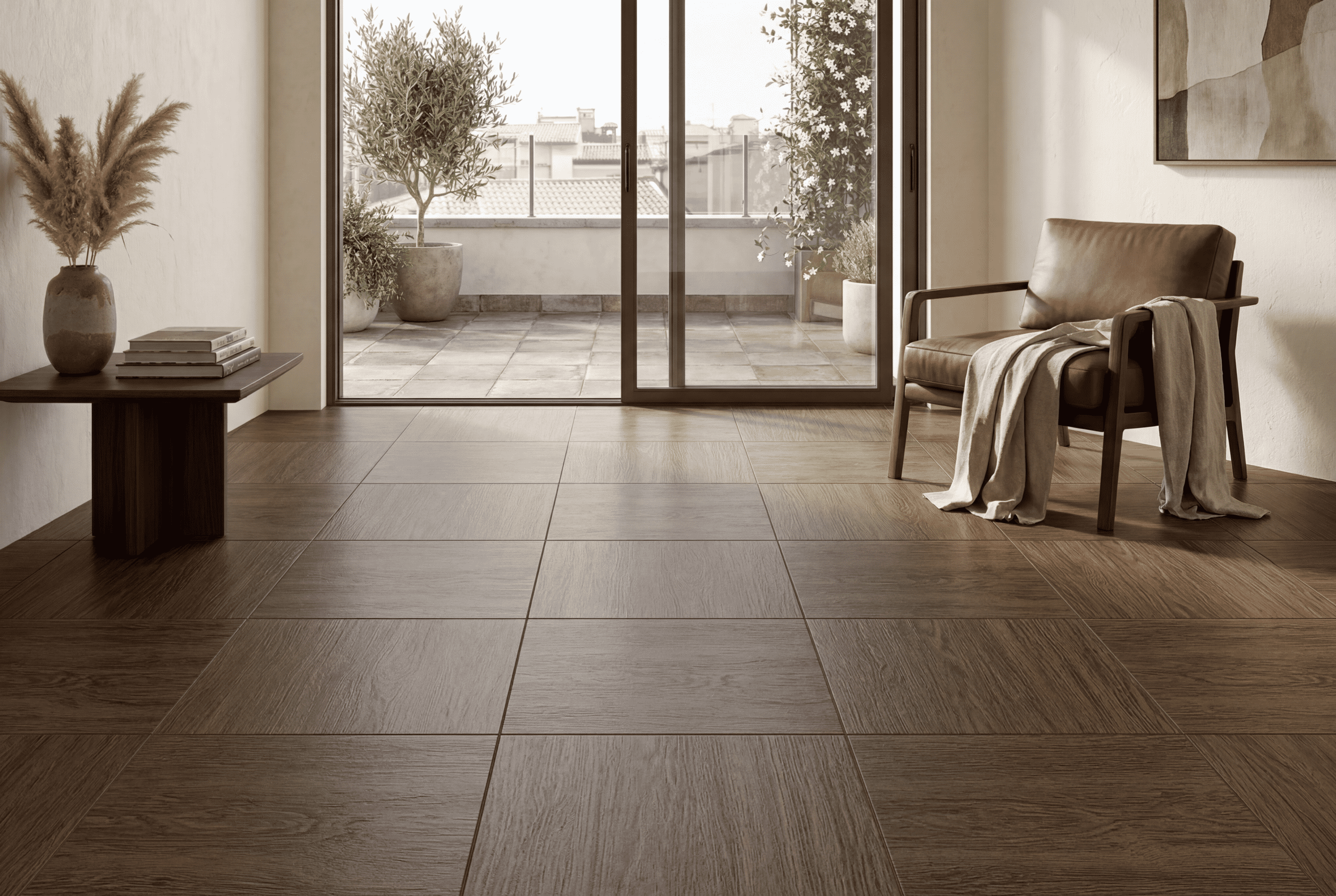 Sala luminosa, con ventanal alto y vista al patio, muebles de madera y piso cerámica madera Encino Beige, colección Ecos, Cerámicos Gala