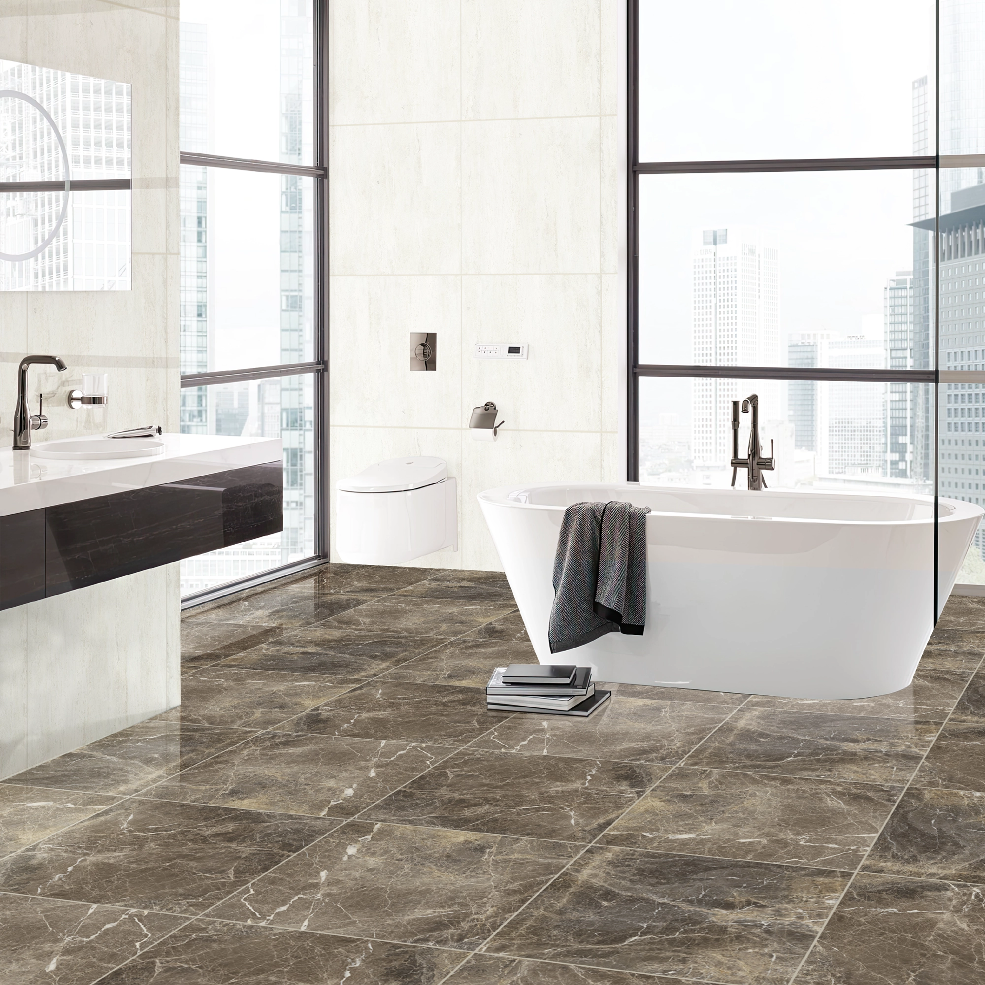 Baño iluminado con bañera blanca, ducha con recubrimiento de cristal y piso de cerámica mármol Regent Brown, colección Ecos de Cerámicos Gala