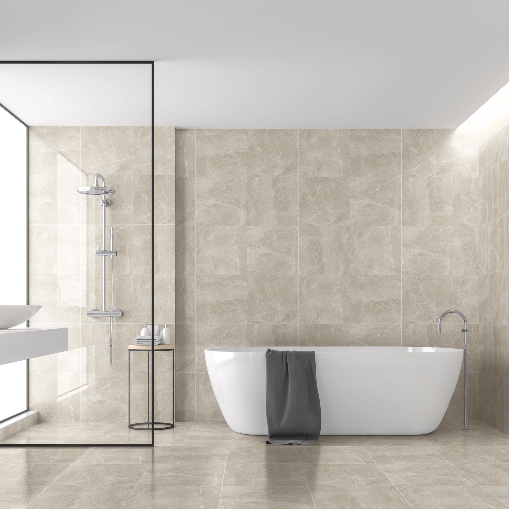 Baño iluminado con bañera blanca, ducha con recubrimiento de cristal y piso de cerámica mármol Regent Ivory, colección Ecos de Cerámicos Gala