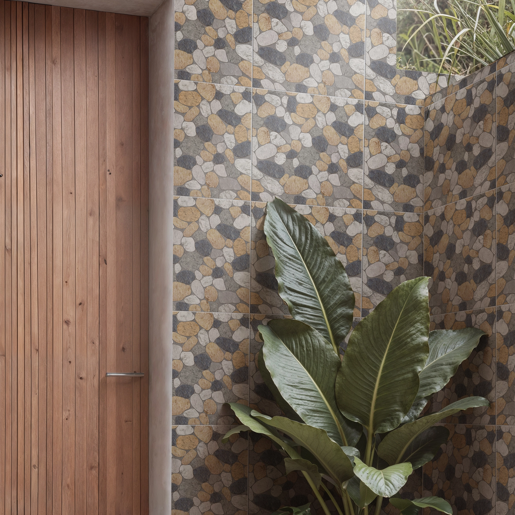 Fachada de vivienda amplia, planta de exteriores, puerta de madera y enchapado de cerámica piedra Rodano Terra, colección Ecos, Cerámicos Gala