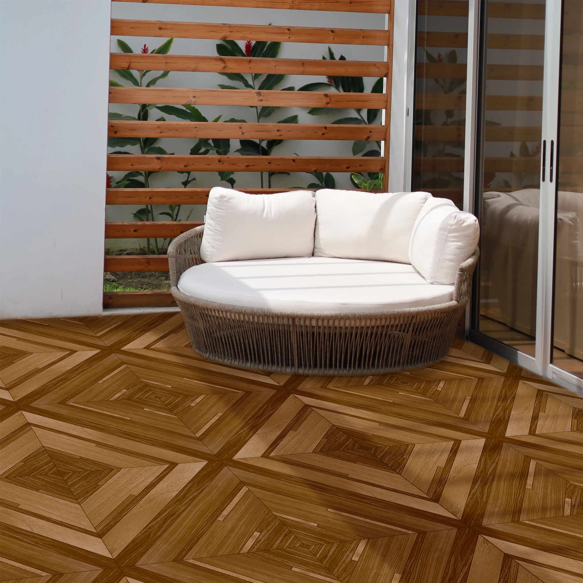 Exterior, sofá circular con almohadas blancas, ventanal con vista al patio y piso de cerámica madera Baviera, colección Ecos de Cerámicos Gala